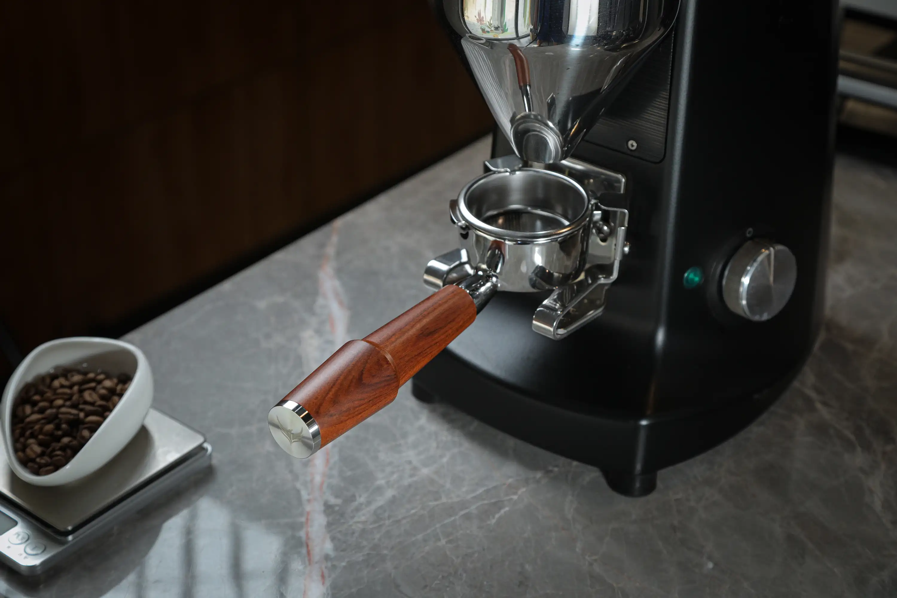 KNODOS 58mm Bottomless Portafilter for Gaggia Classic, Classic Pro, E24 & Evo with Rosewood Handle and 18-21g Basket - 3