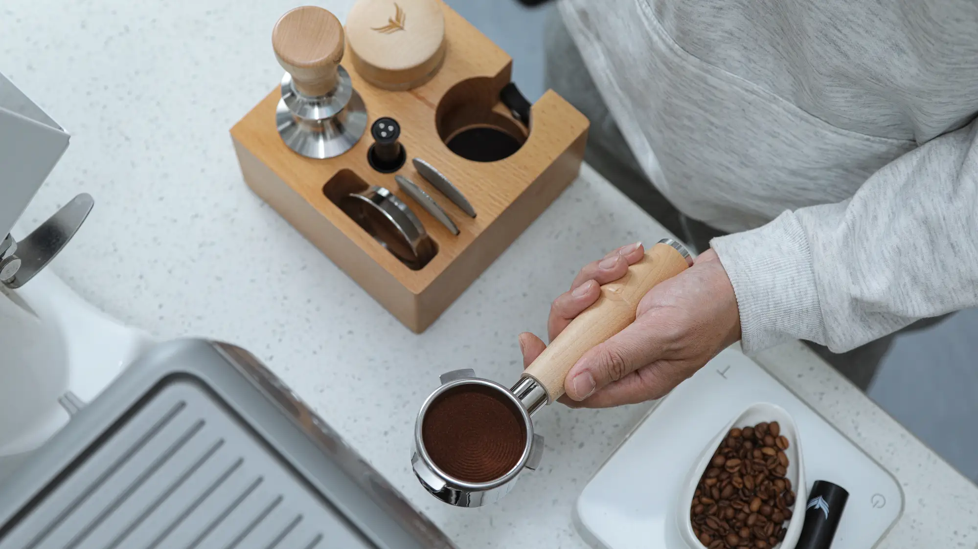 KNODOS 58mm Beech Wood Espresso Tamping Station V3 — 7-Slot Organizer & Portafilter Stand - 6