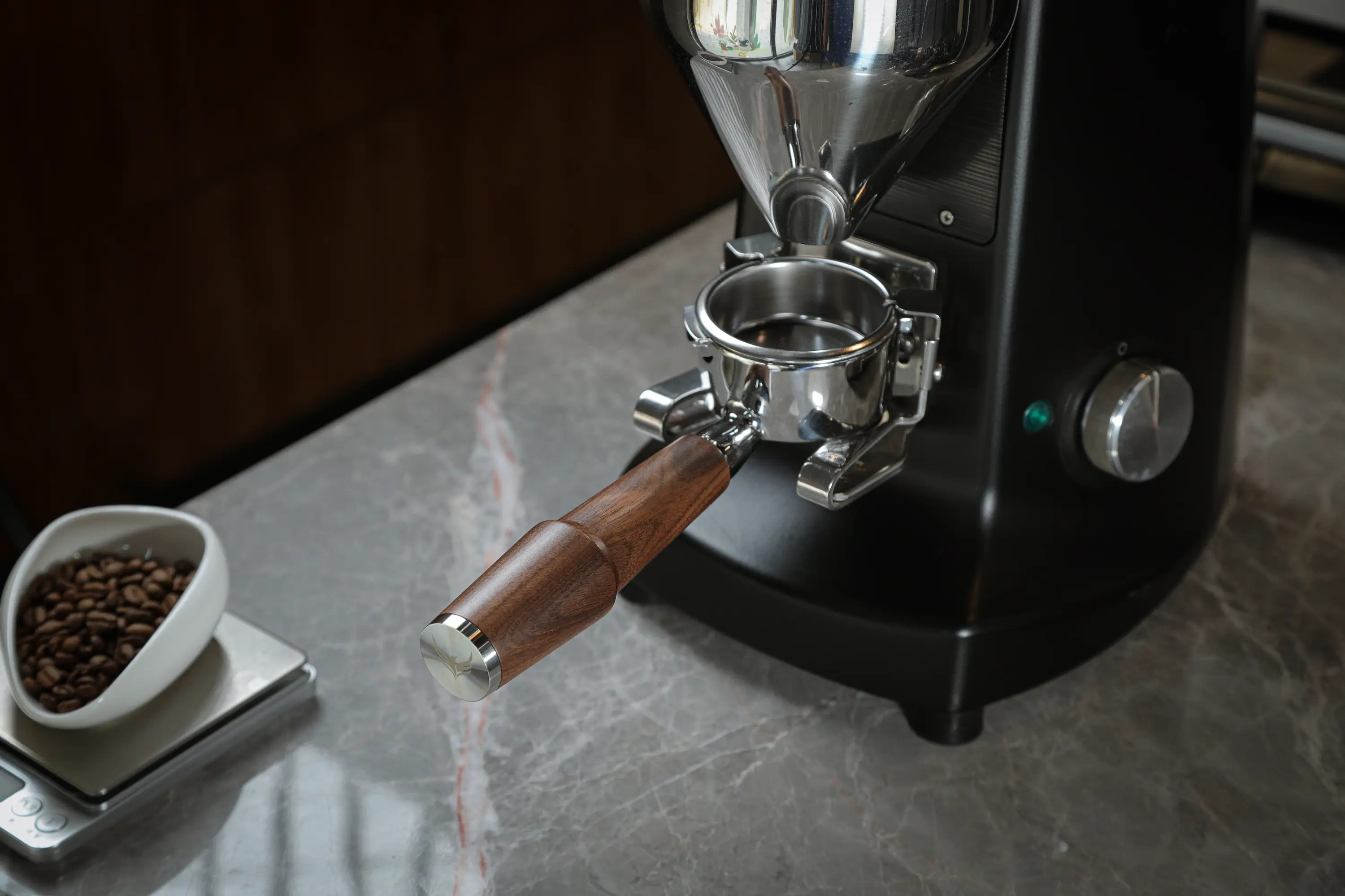 KNODOS 58mm Bottomless Portafilter for Gaggia Classic, Classic Pro, E24 & Evo with Walnut Handle and 18-21g Basket - 5