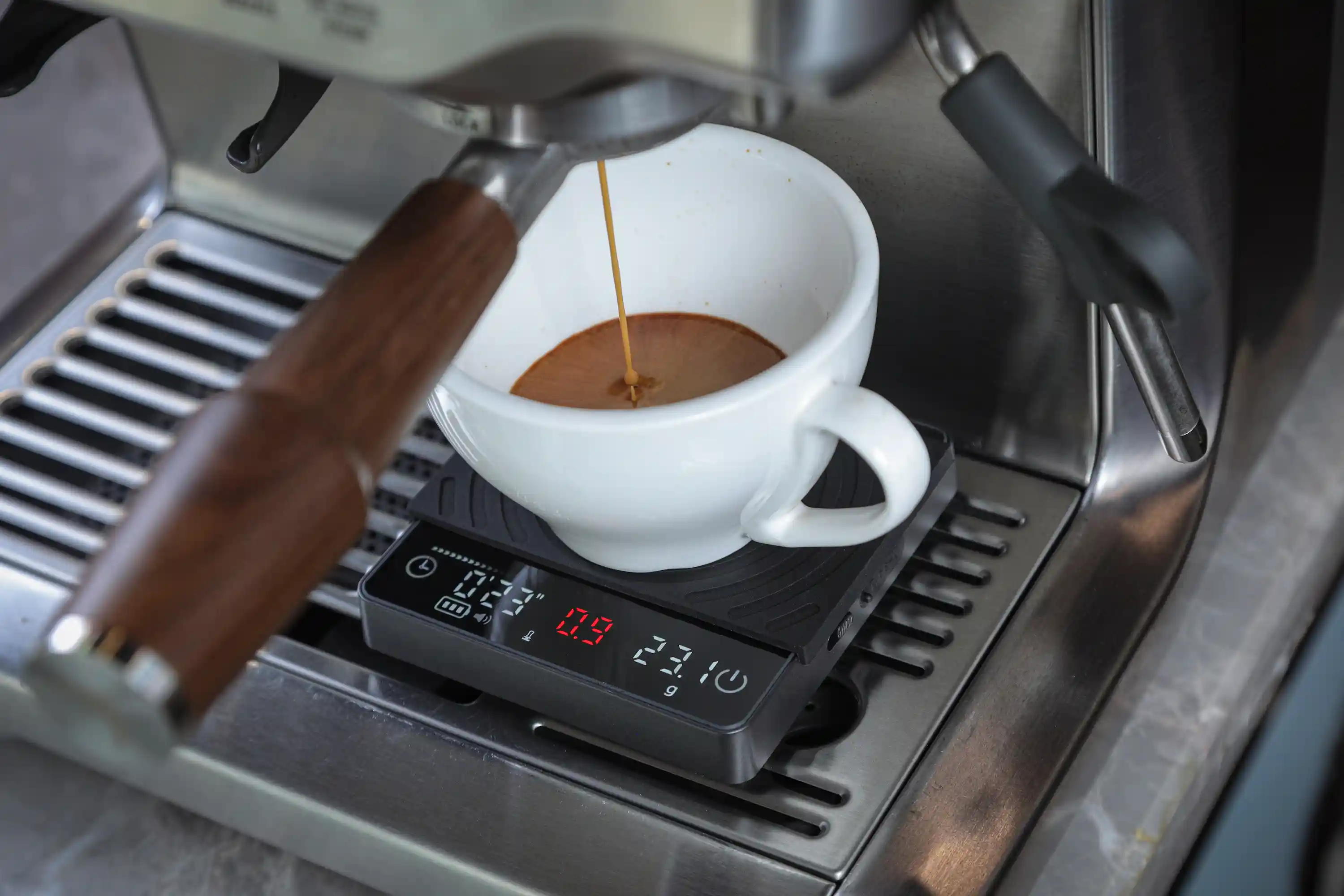 KNODOS smart espresso scale compact design fitting under espresso machine drip tray