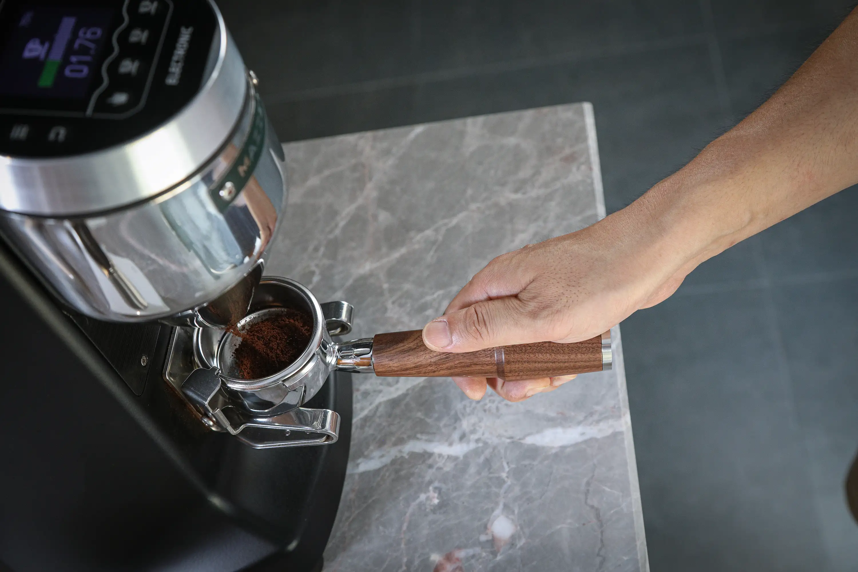 KNODOS 58mm Bottomless Portafilter for Gaggia Classic, Classic Pro, E24 & Evo with Walnut Handle and 18-21g Basket - 3