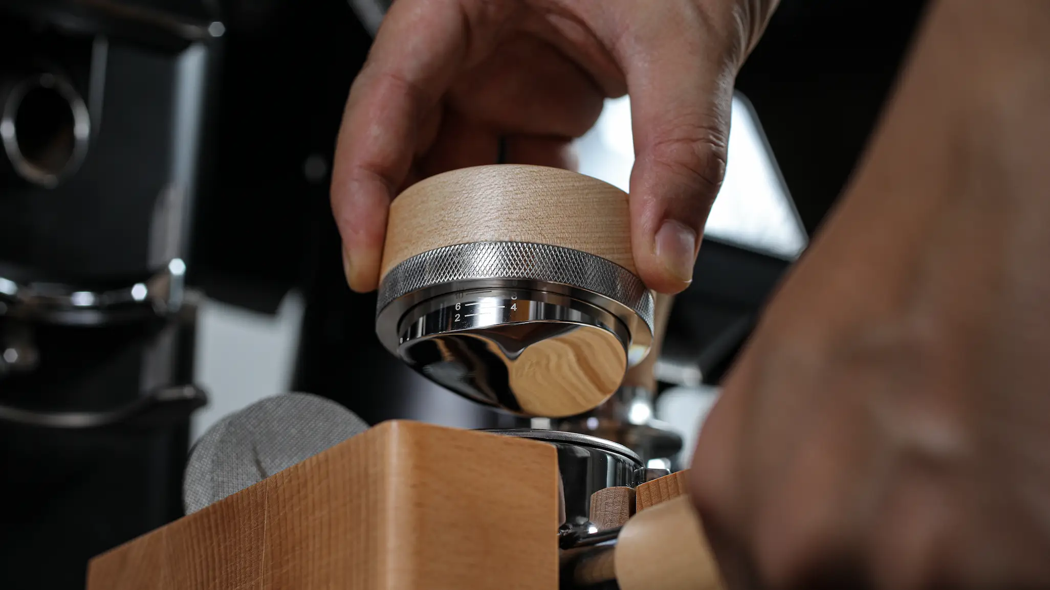 KNODOS 58.5mm Espresso Distribution Tool Maple — Adjustable Coffee Leveler, Stainless Steel - 4