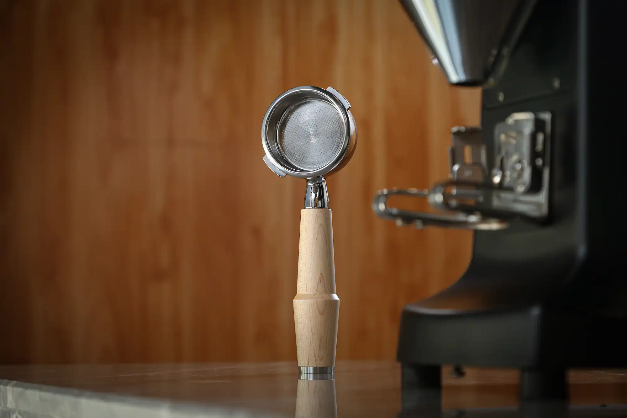 KNODOS 58mm Bottomless Portafilter for Gaggia Classic, Classic Pro, E24 & Evo with Maple Handle and 18-21g Basket - 2