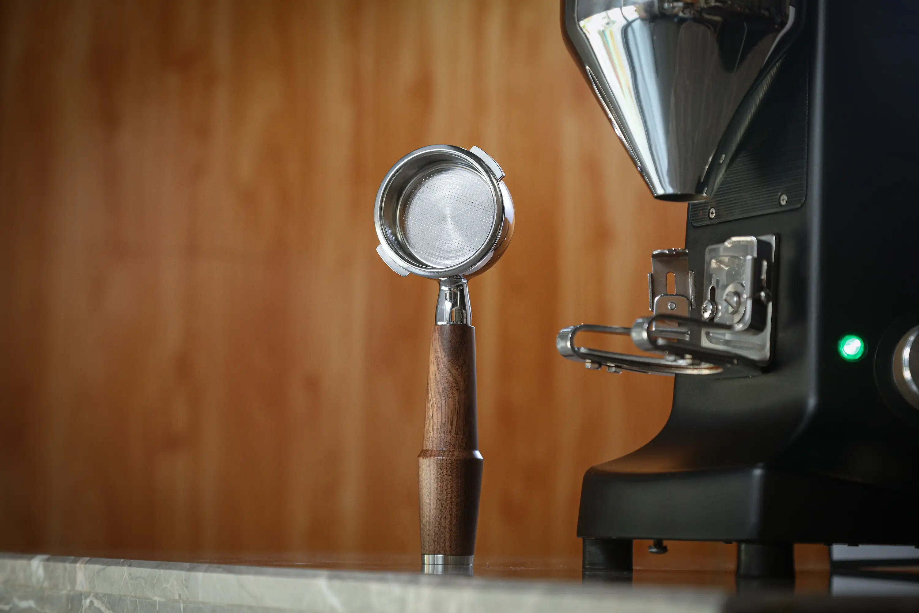 KNODOS 58mm Bottomless Portafilter for Gaggia Classic, Classic Pro, E24 & Evo with Walnut Handle and 18-21g Basket - 2