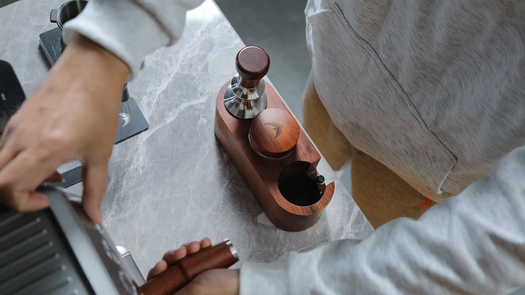 KNODOS 51mm Classic Espresso Tamping Station — Rosewood, Portafilter Holder & Tool Organizer - 3