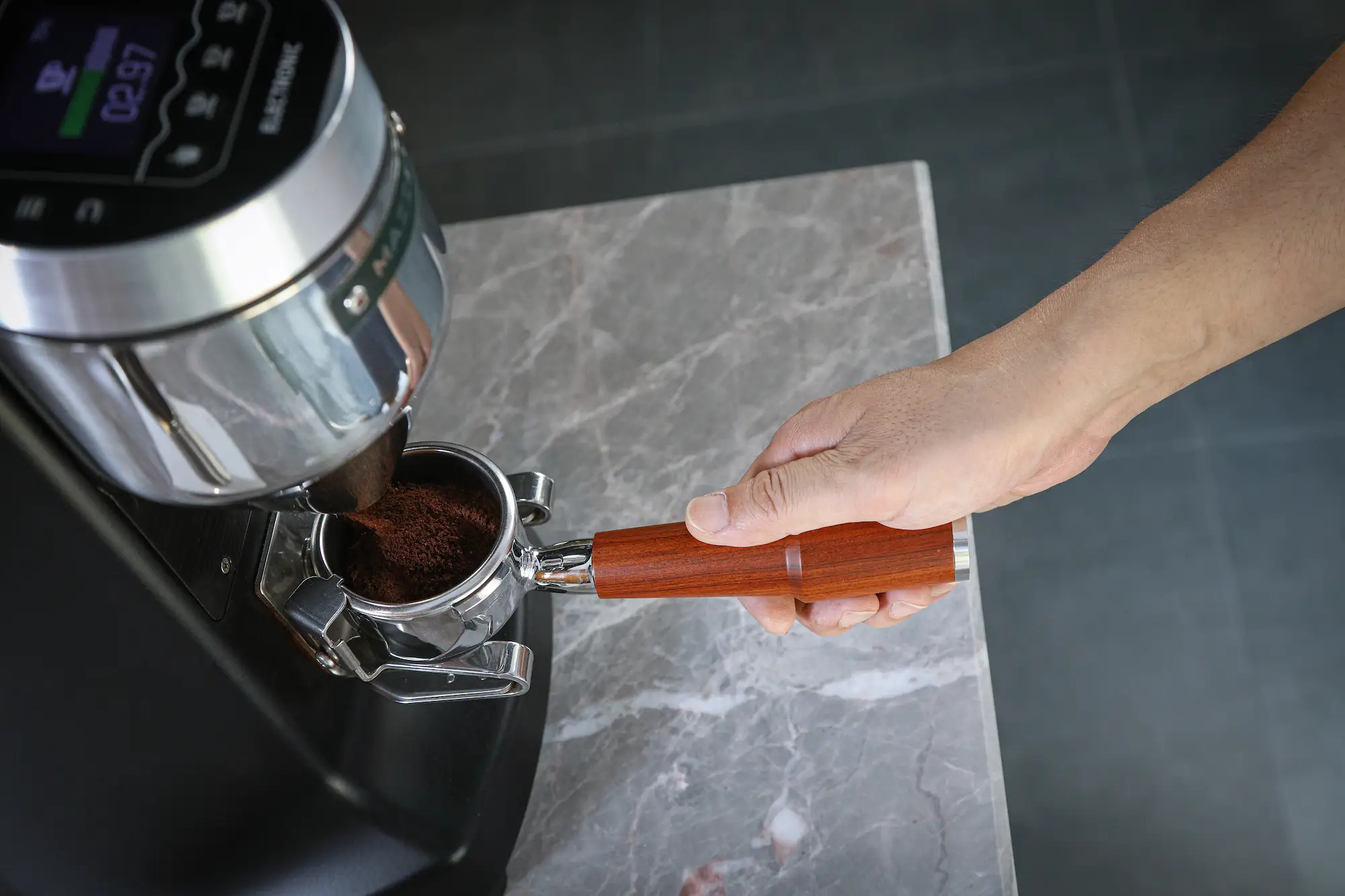 KNODOS 58mm Bottomless Portafilter for Gaggia Classic, Classic Pro, E24 & Evo with Rosewood Handle and 18-21g Basket - 4