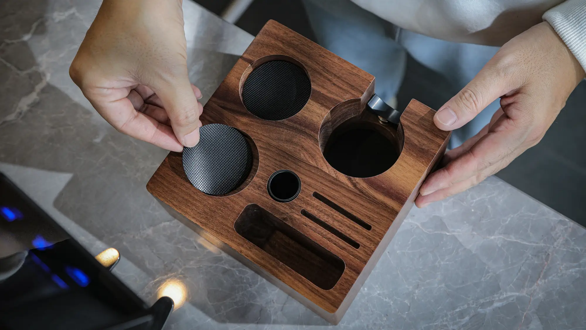 KNODOS 58mm Walnut Espresso Tamping Station V3 — 7-Slot Organizer & Portafilter Holder - 4