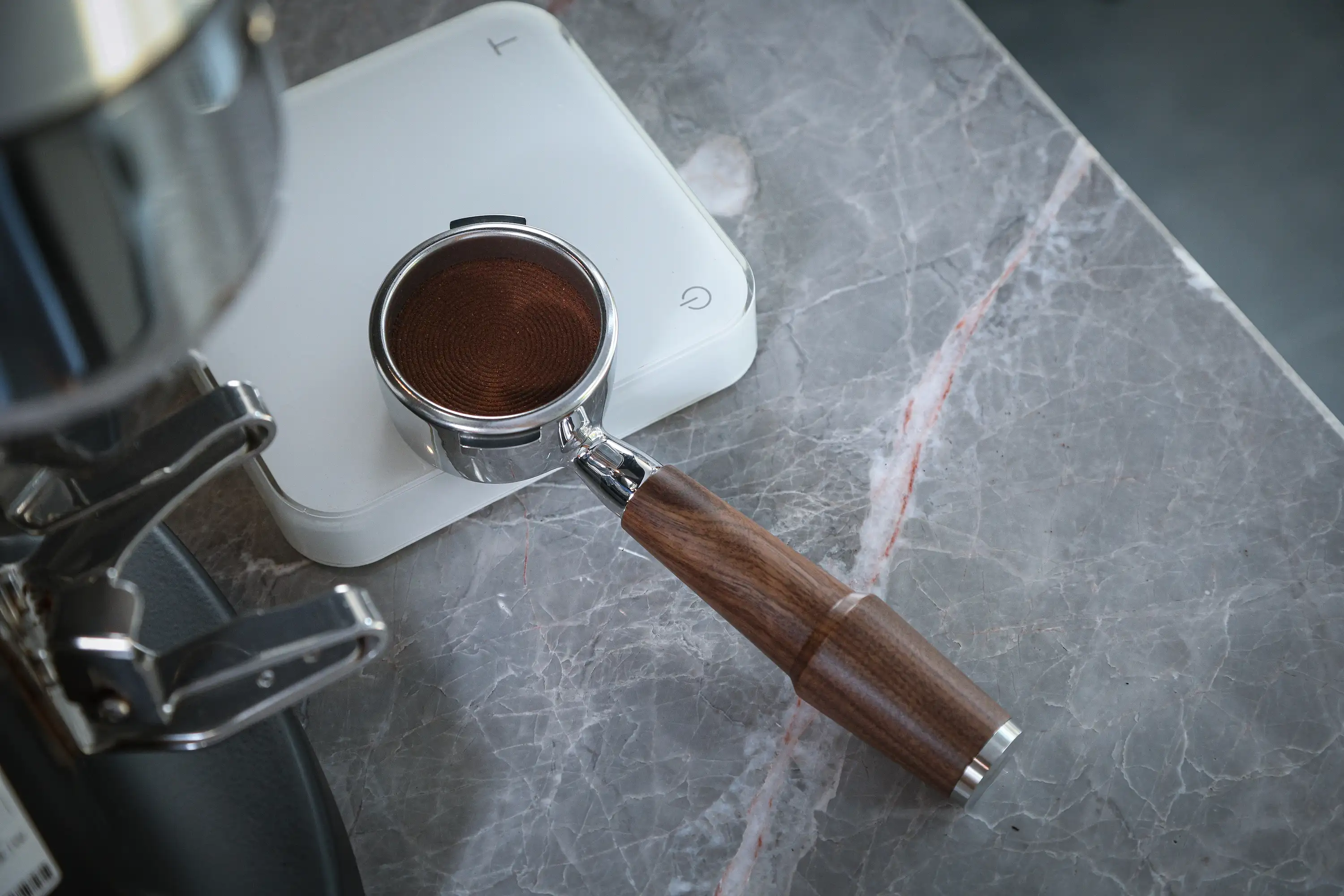 KNODOS 58mm Bottomless Portafilter for Gaggia Classic, Classic Pro, E24 & Evo with Walnut Handle and 18-21g Basket - 4