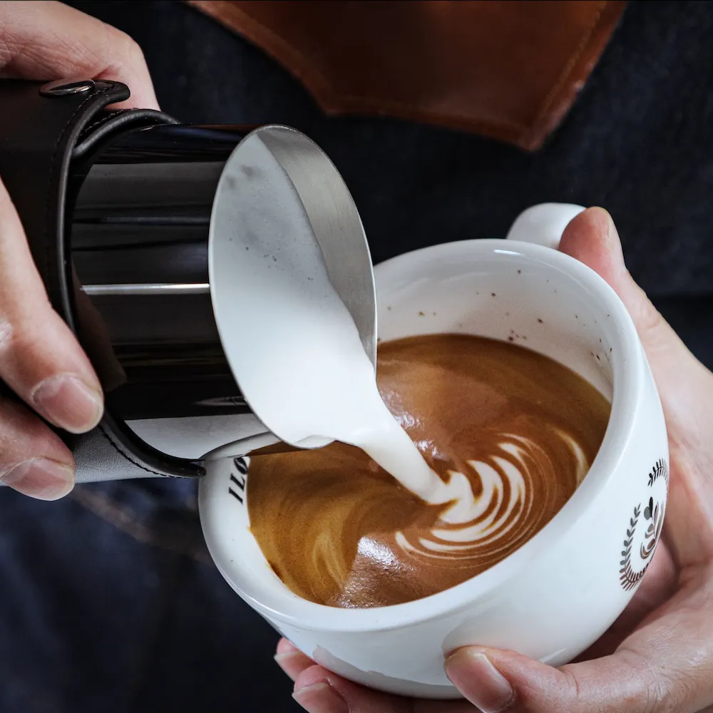 KNODOS Milk Pitcher with Leather Sleeve — Handleless Espresso Steaming Jug for Latte Art - 3