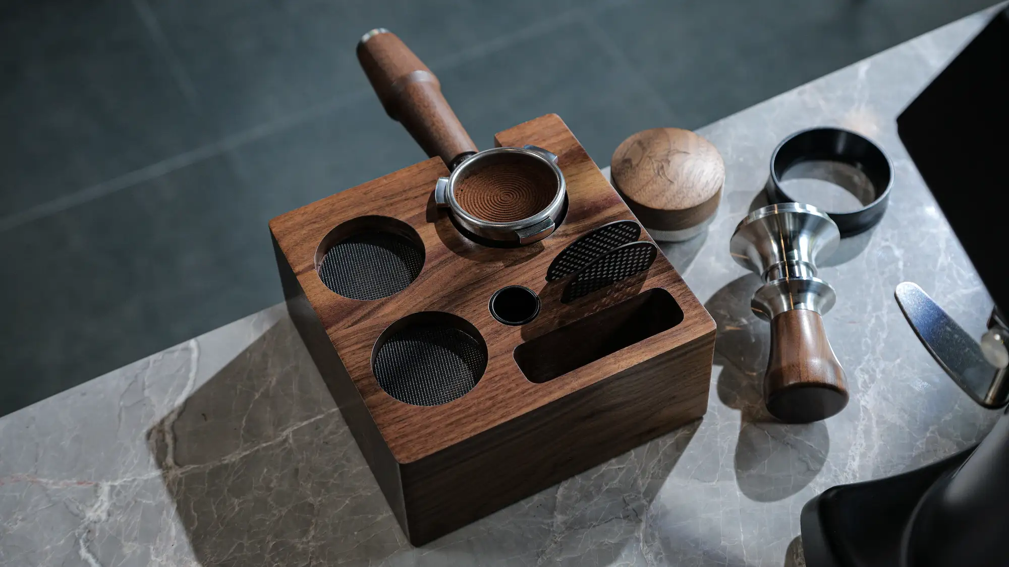 KNODOS 58mm Walnut Espresso Tamping Station V3 — 7-Slot Organizer & Portafilter Holder - 3